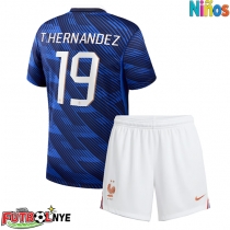 Camiseta Francia Theo Hernandez #19 Primera Equipación para niños Mundial 2026 manga corta (+ pantalones cortos)